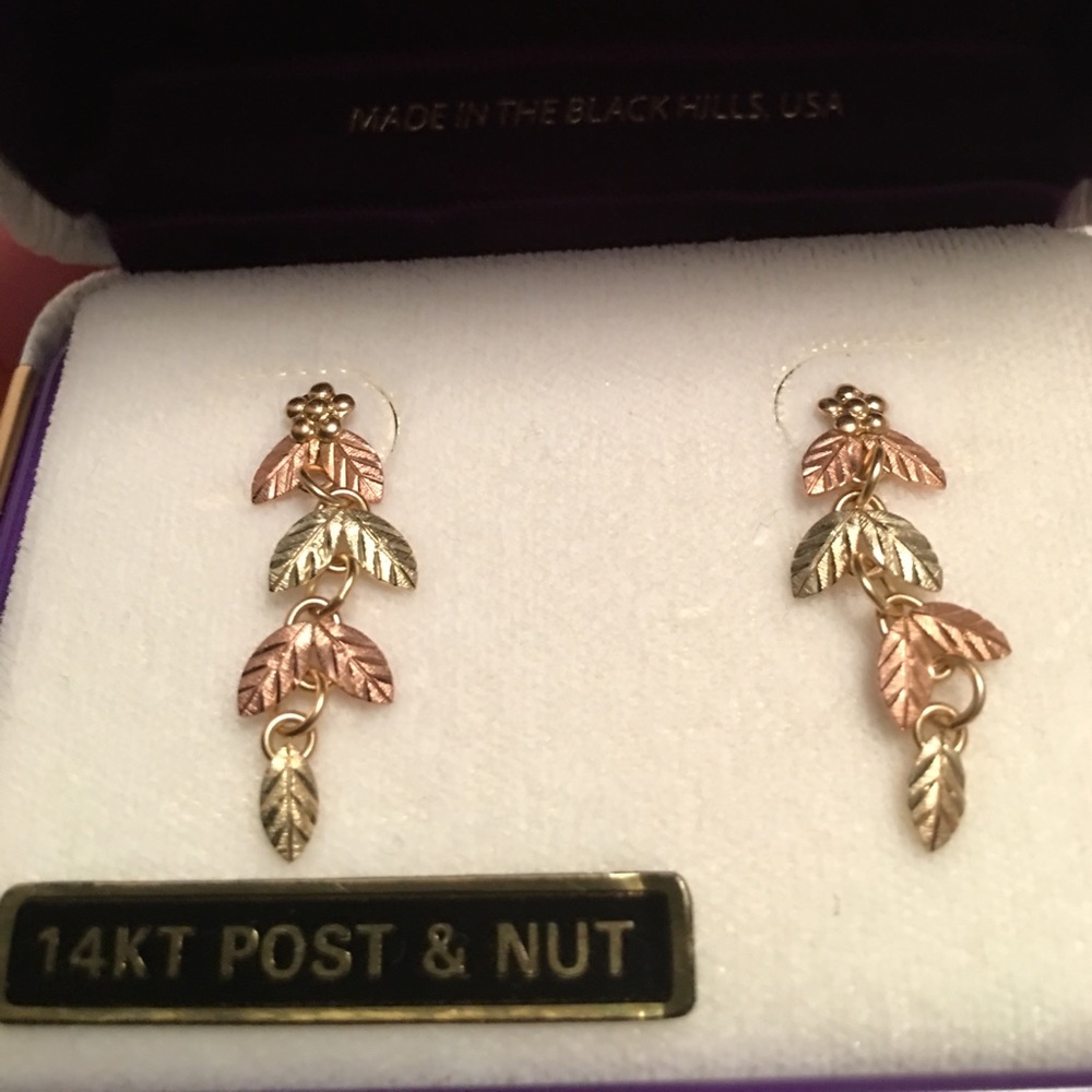 BLACK HILLS GOLD pierced earrings